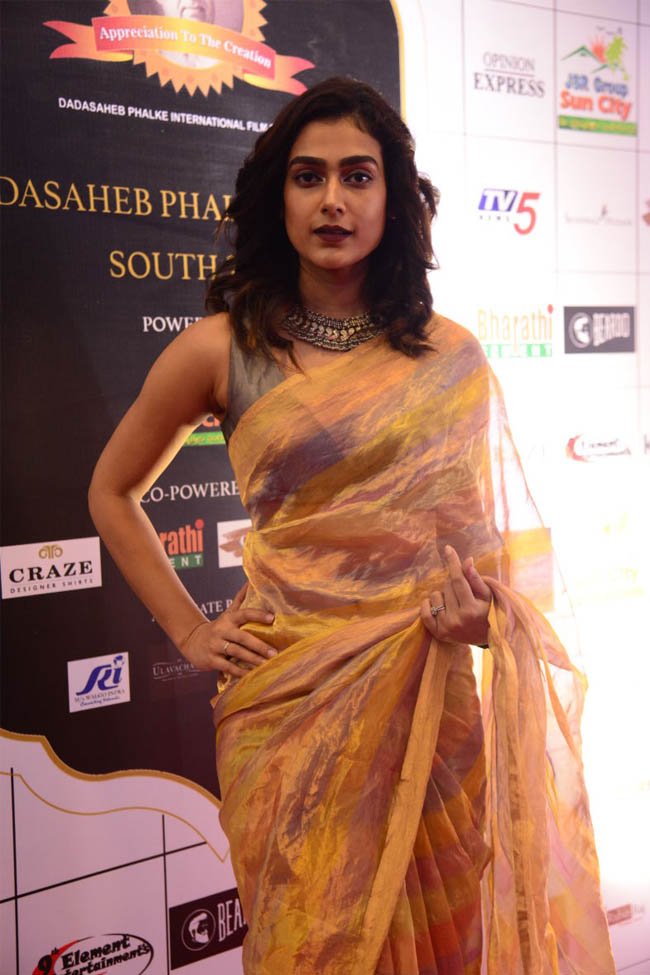 Aakanksha-Singh-at-Dada-Saheb-Phalke-Awards-South-2019